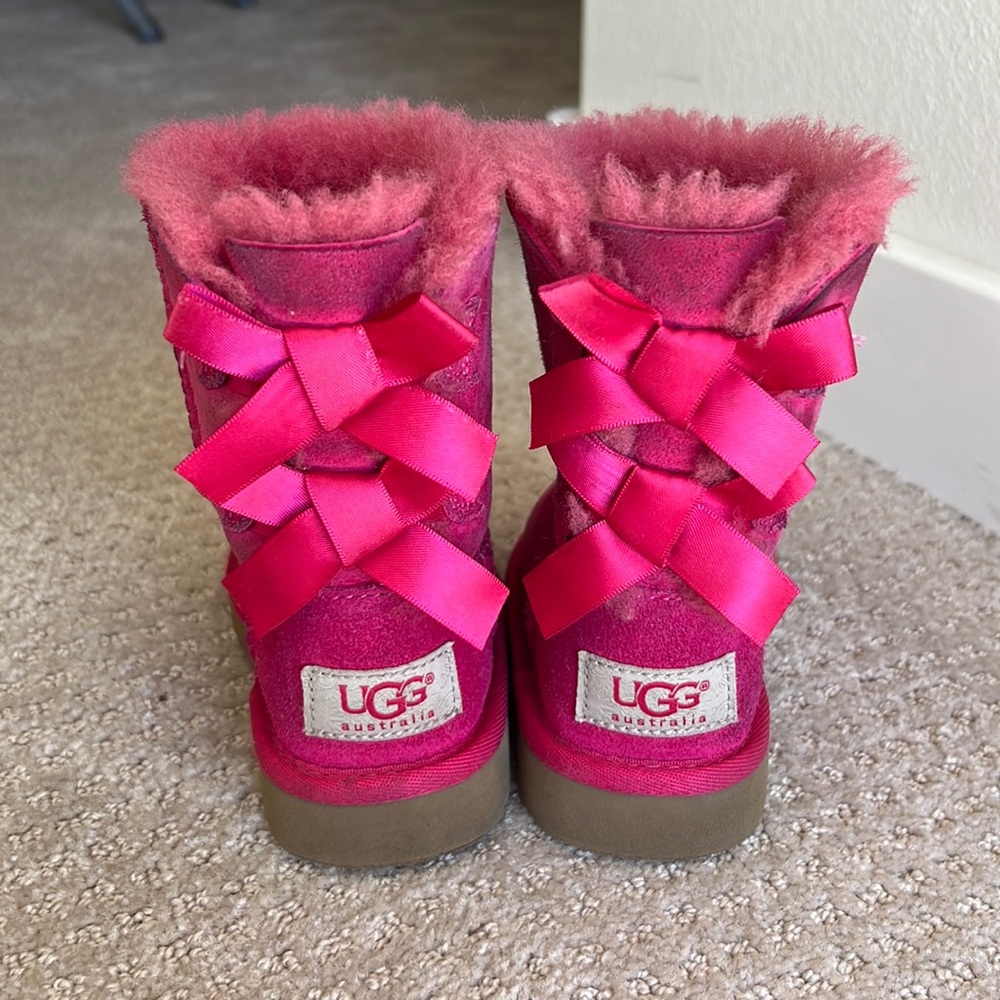 Pink girls/toddler Uggs with bows